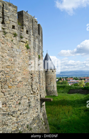 Le pareti e la torre in Carcassonne Foto Stock