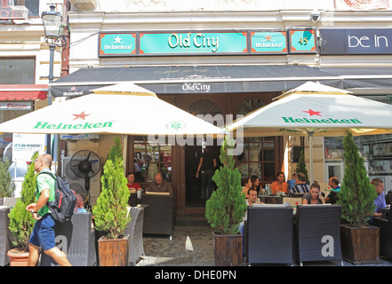 Caffè affollato in estate di Lipscani, la storica città vecchia, a Bucarest, Romania, Est Europa Foto Stock