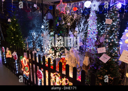 Display illuminato di decorazioni di Natale per la vendita in un centro giardino Foto Stock