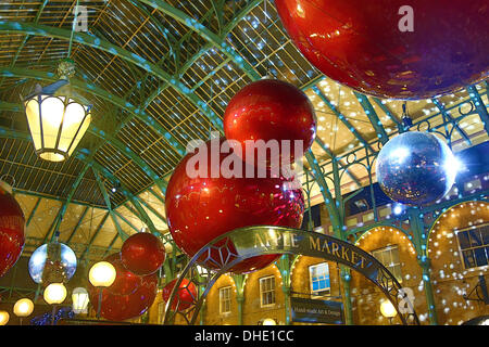 Londra, Regno Unito. Il 7 novembre 2013. Red Xmas baubles al mercato di Covent Garden le decorazioni di Natale e le luci a Londra, Inghilterra Credito: Paul Brown/Alamy Live News Foto Stock