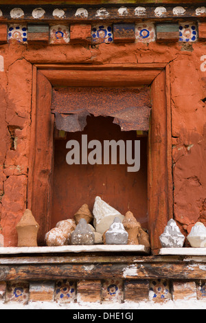 Il Bhutan, Paro Valley, Tachog Lhakang Dzong, pila di piccole offerte chorten Foto Stock