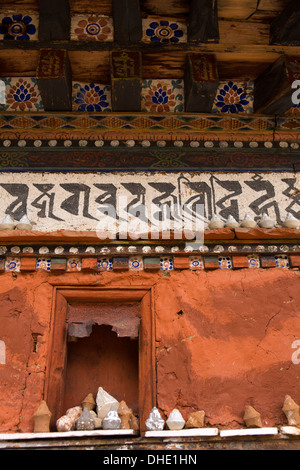 Il Bhutan, Paro Valley, Tachog Lhakang Dzong, pila di piccole offerte chorten Foto Stock