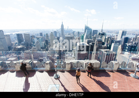 Parte superiore della roccia il Rockefeller Center area di visualizzazione guardando sopra Manhattan verso Empire State Building di New York City STATI UNITI D'AMERICA Foto Stock