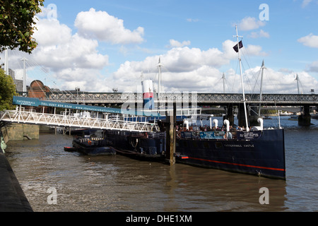 PS Tattershall Castle un 1934 traghetto ormeggiato sul fiume Tamigi Embankment, ora utilizzato come un ristorante galleggiante. & Pub di Londra, Regno Unito Foto Stock