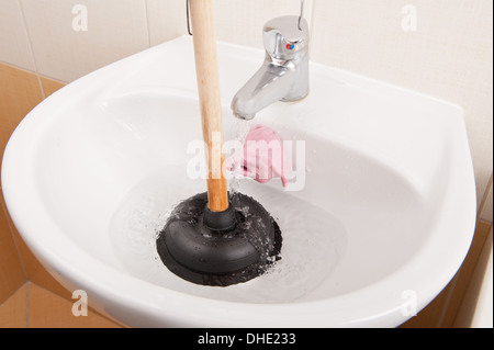 Dissipatore nero attrezzo per stantuffo nel lavandino del bagno Foto Stock