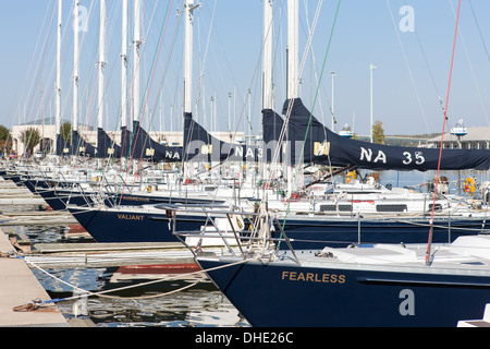 US Navy 44 piedi vela imbarcazioni di formazione (Marina 44s) ancorato nel bacino di Santee presso la US Naval Academy in Annapolis, Maryland. Foto Stock