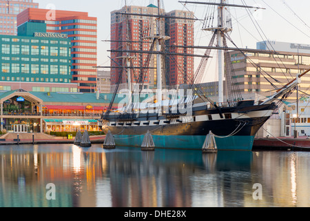 La storica sloop-di-guerra USS Constellation ancorato nel Porto Interno di Baltimore, Maryland. Foto Stock