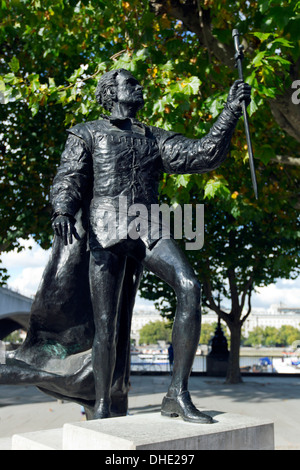 Statua di Sir Laurence Olivier al di fuori del Teatro Nazionale dello scultore Angela Conner, South Bank di Londra, Regno Unito. Foto Stock