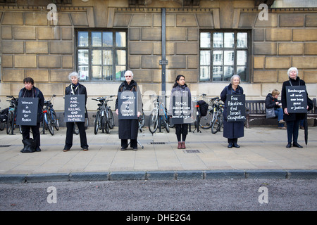 Le donne in nero veglia mensile, Guildhall, Cambridge Foto Stock