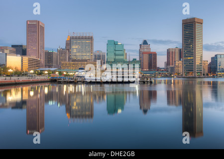 Lo skyline di Baltimore all'alba, compresa la Torre Transamerica e il World Trade Center, che si riflette nelle acque del porto interno. Foto Stock