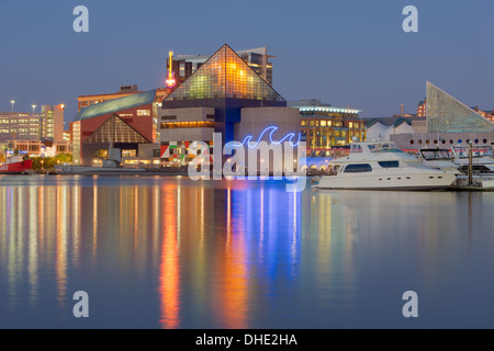 Le luci da acquario nazionale rifletta le acque del porto interno durante il crepuscolo serale a Baltimora, Maryland. Foto Stock