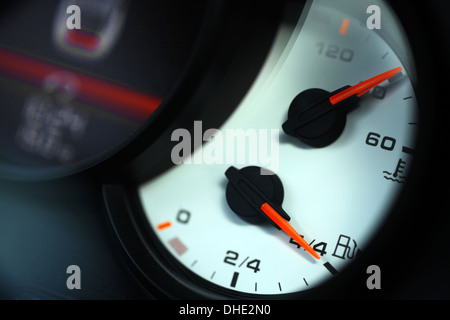 Immagine ravvicinata di un indicatore di carburante e la temperatura del liquido di raffreddamento in un'auto Foto Stock