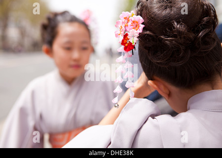 Giovani femmine Japanese-American ballerini in kimono a Obon festival estivo - San Francisco, California USA Foto Stock