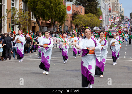 Femmina ballerini Japanese-American in kimono a Obon festival estivo - San Francisco, California USA Foto Stock