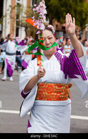 Femmina ballerini Japanese-American in kimono a Obon festival estivo - San Francisco, California USA Foto Stock