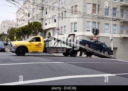 Eseguire il traino del veicolo su pianale di carico del carrello un SUV - USA Foto Stock