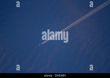 Aereo di linea e contrail o vapore condensato via trail visto su Palma de Maiorca sky, Spagna. Foto Stock