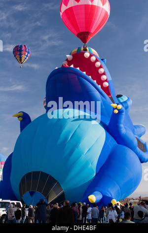 'Dinosaur' mongolfiera si prepara per il decollo, Albuquerque Tricentennial messa inaugurale ascensione, Balloon Fiesta Park, NM Foto Stock