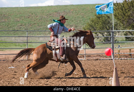 Cowboy a cavallo, montata la concorrenza di tiro, fine del sentiero selvaggio West Giubileo, nei pressi di Albuquerque, Nuovo Messico USA Foto Stock