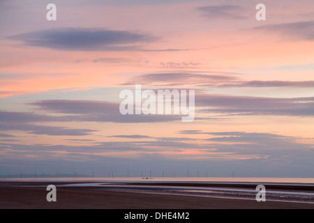 Burbo Bank Offshore Wind Farm sulla Burbo Appartamenti in Liverpool Bay all'entrata del fiume Mersey dopo il tramonto Foto Stock