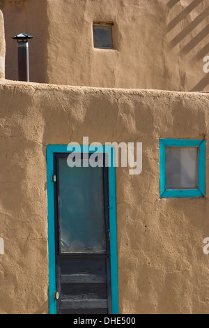 Porta e finestra, North House, Taos Pueblo, Nuovo Messico USA Foto Stock