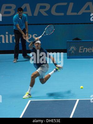 Londra, Regno Unito. 07 Nov, 2013. Juan Martin Del Potro [ARG] in azione contro Novak Djokovic [SRB] il giorno 4 di ATP World Tour Finals 2013, il torneo di tennis presso l'O2 Arena di Londra. Novak Djokovic [SRB] ha vinto la partita 6-3, 3-6, 6-3. Credito: Azione Sport Plus/Alamy Live News Foto Stock