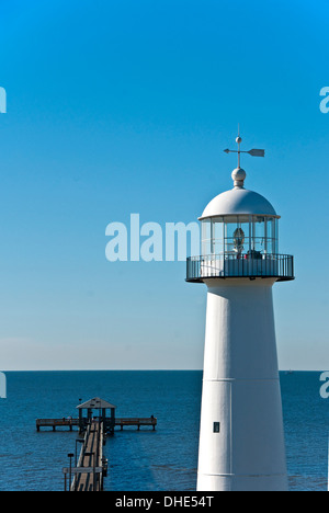 Costa del Golfo del Mississippi di Biloxi Lighthouse e il faro del molo sul Mississippi Sound del Golfo del Messico. Foto Stock