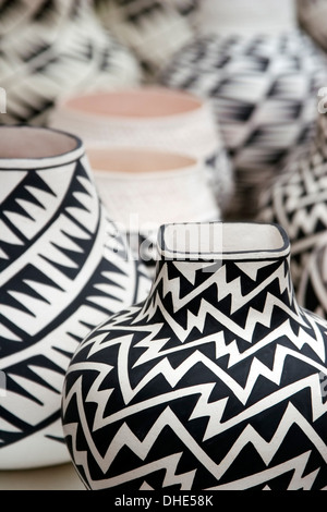 Bianco e nero pentole di creta (da "Acoma Pottery'), il mercato indiano, Santa Fe, New Mexico USA Foto Stock