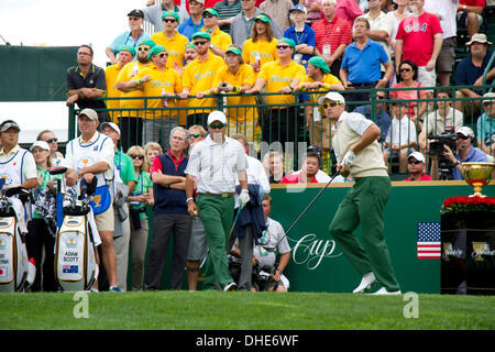 Dublin, Ohio, Stati Uniti d'America. 3° Ott, 2013. (R-L) Adam Scott, Hideki Matsuyama (JPN), George Bush Golf : Team internazionale è Adam Scott di Australia guarda il suo tee-shot al primo foro come il suo compagno di squadra Hideki Matsuyama del Giappone, il suo caddie Steve Williams, Matsuyama's caddie Daisuke Shindo e ex Presidente degli Stati Uniti George Bush durante il primo round a quattro sfere corrisponde a dei presidenti Cup a Muirfield Village Golf Club in Dublin, Ohio, Stati Uniti . © Thomas Anderson/AFLO/Alamy Live News Foto Stock