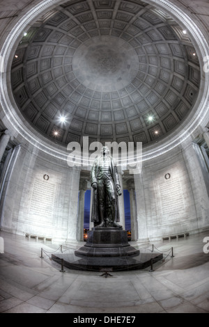 La statua di Thomas Jefferson si eleva alto nell'interno a cupola della neoclassica Thomas Jefferson Memorial in Washington, DC Foto Stock