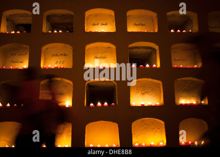 Candele decorare tombe di San Miguel cimitero durante il giorno dei morti celebrazioni in Oaxaca, Messico, 1 novembre 2013. Foto Stock