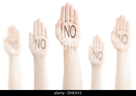 Le mani alzate verso il cielo su uno sfondo bianco, espressione di protesta. Sui palmi vi è un iscrizione - 'No'. Foto Stock