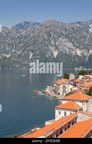 Vista dalla chiesa di San Nicola di Perast e della Baia di Kotor, Sito Patrimonio Mondiale dell'UNESCO, Montenegro, Europa Foto Stock
