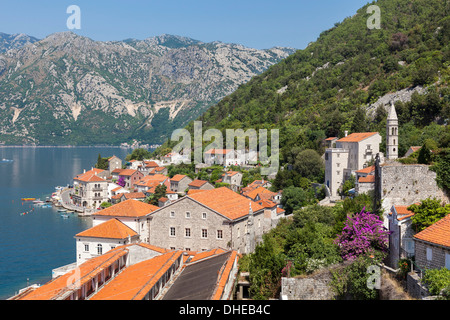 Vista dalla chiesa di San Nicola di Perast e della Baia di Kotor, Sito Patrimonio Mondiale dell'UNESCO, Montenegro, Europa Foto Stock