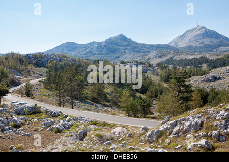 Vedute del Parco nazionale di Lovcen con Njegos il mausoleo nella distanza, Montenegro, Europa Foto Stock