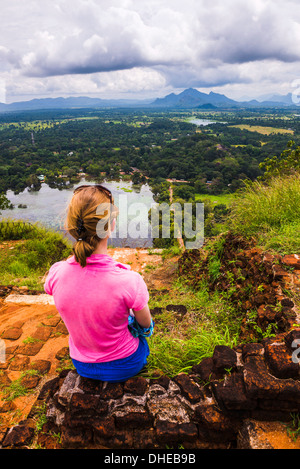 Roccia di Sigiriya, turistiche godendovi la vista oltre il di Sri Lanka paesaggio, Sri Lanka, Asia Foto Stock