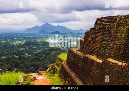 Rovine del re Kassapa's Palace di fronte alla vista dal di Sigiriya rock fortezza (Lion Rock), l'UNESCO, Sigiriya, Sri Lanka Foto Stock