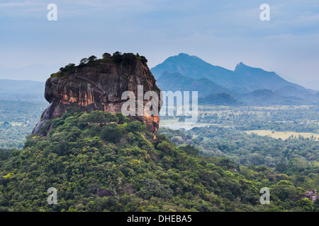 Sigiriya rock fortezza, Sito Patrimonio Mondiale dell'UNESCO, visto da Pidurangala Rock, Sri Lanka, Asia Foto Stock