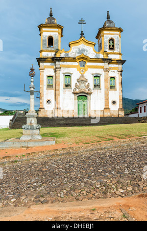 Chiesa barocca di Sao Francisco de Assis, Praca de Minas Gerais, Mariana, Minas Gerais, Brasile Foto Stock