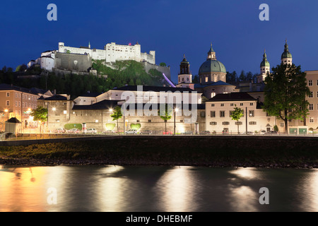 Città Vecchia, UNESCO, e il castello di Hohensalzburg, la cattedrale e il fiume Salzach al tramonto, a Salisburgo Salzburger Land, Austria Foto Stock