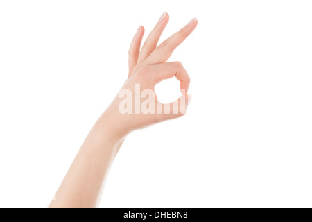 Donna di mano è che mostra segno OK su uno sfondo bianco. Foto Stock