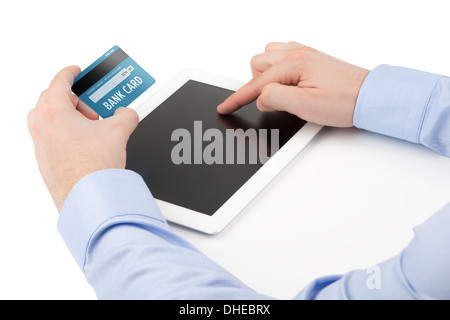 Mano d'uomo in possesso di una carta di credito su un tablet PC e l'altra mano toccando lo schermo su uno sfondo bianco. Foto Stock