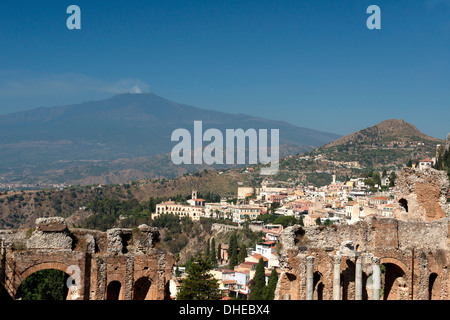 Una vista di Taormina dal teatro greco e il Monte Etna fumante sullo sfondo, Taormina, Sicilia, Italia, Europa Foto Stock