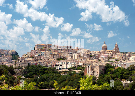 Una vista della città barocca di Ragusa, Sito Patrimonio Mondiale dell'UNESCO, nel sud-est della Sicilia, Italia, Europa Foto Stock