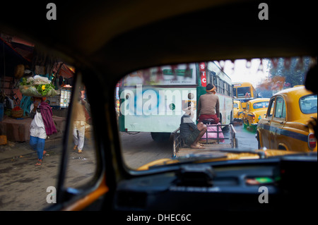 Ambasciatore giallo taxi, Kolkata (Calcutta), West Bengal, India, Asia Foto Stock