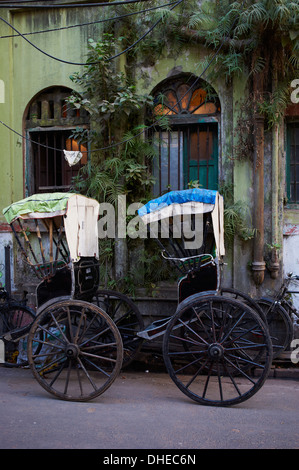 In rickshaw sulla strada, Kolkata (Calcutta), West Bengal, India, Asia Foto Stock