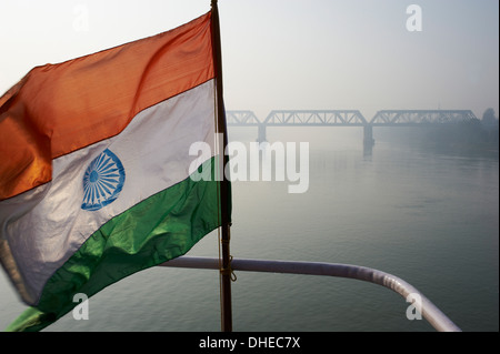 Bandiera indiana su sukapha barca sul Fiume Hooghly, parte del fiume Gange, West Bengal, India, Asia Foto Stock