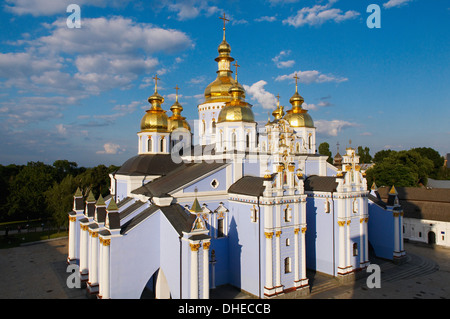 Cupole dorate di San Michele Monastero, Kiev, Ucraina, Europa Foto Stock