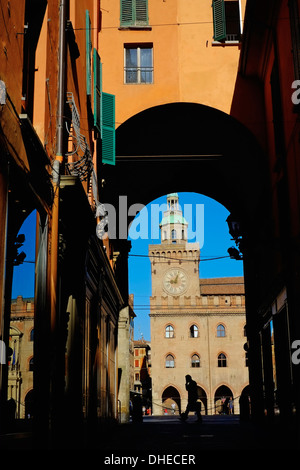 Vista del Palazzo Comunale in Piazza Maggiore, da Via Clavature, Bologna, Emilia Romagna, Italia, Europa Foto Stock