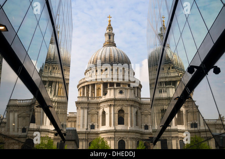 Cattedrale di San Paolo preso da uno nuovo cambiamento complesso per lo shopping nella città di Londra, Inghilterra, Regno Unito, Europa Foto Stock